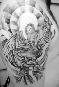 手臂黑白光荣的天使战士和太阳纹身图案