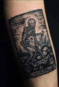 黑色死亡骷髅卡片手臂纹身图案