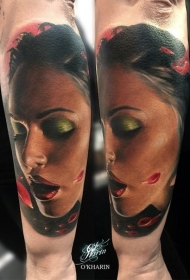 非常逼真的彩色美丽女人肖像手臂纹身图案