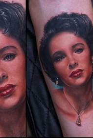 彩色可爱女人肖像与珠宝手臂纹身图案