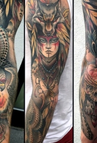 手臂五彩的印度女人与动物纹身图案