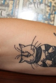 手臂卡通风格的滑稽猫黑色纹身图案