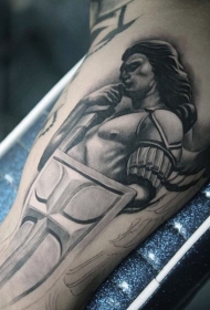 手臂不可思议的黑色二天使战士雕像纹身图案