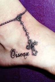 美丽的十字架脚链和字母脚踝纹身图案