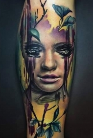 手臂彩色的女性肖像与树叶纹身图案