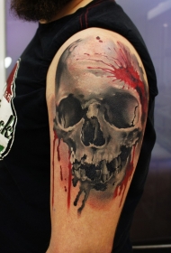 手臂彩色的血腥骷髅纹身图案