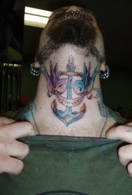 颈部彩色的燕子和船锚字母纹身图案