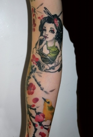 手臂彩色小女孩花朵和小鸟纹身图案