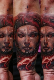 手臂彩色邪恶的外星女人与火焰纹身图案