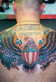 背部超级爱国的美国鹰纹身图案