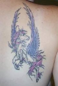 背部彩色的飞马纹身图案