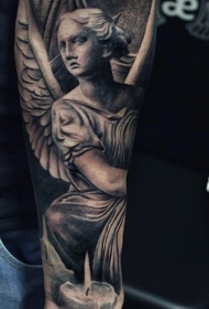手臂写实的天使雕像和蜡烛纹身图案