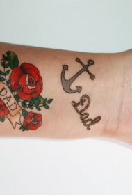 手臂美丽的玫瑰花和船锚字母纹身图案