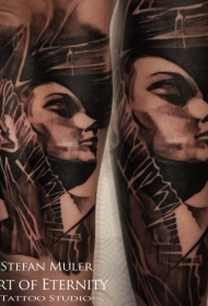 黑灰风格的女性雕塑手臂纹身图案