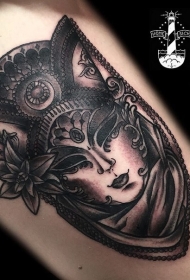 黑灰风格神秘面具与花朵饰品手臂纹身图案