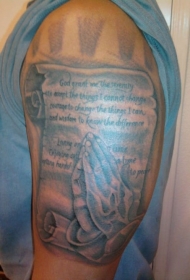 大臂3D黑色的字母与祈祷之手纹身图案
