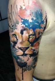 手臂抽象风格彩色的狮子头像纹身图案