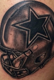 手臂黑灰风格的美式橄榄球头盔纹身图案