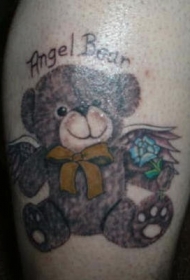 天使小熊和蓝色花朵纹身图案