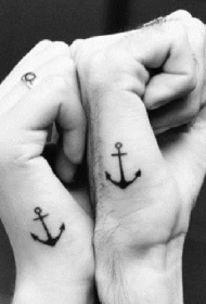 情侣手部黑色船锚纹身图案