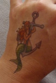 手背美人鱼和船锚彩色纹身图案