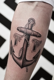 黑白船锚和字母手臂纹身图案