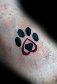 可爱的动物爪印和心形纹身图案