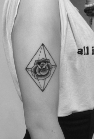 黑色几何图形与玫瑰手臂纹身图案