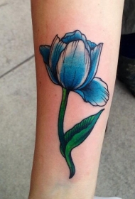 手臂经典的蓝色花朵纹身图案