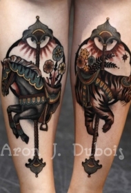 手臂华丽的彩色马和老虎纹身图案
