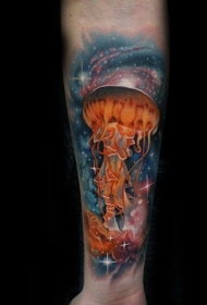 手臂惊艳的彩色星空与水母写实纹身图案