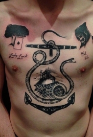 胸部黑色的蛇和船锚纹身图案