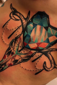 腹部彩色的鹿头骨和心形钻石纹身图案