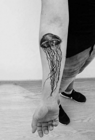 手臂简单的黑色3D水母纹身图案