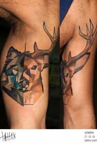 大臂彩色的半鹿半狼头像纹身图案