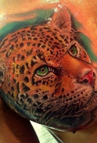 胸部彩色的豹子头写实纹身图案