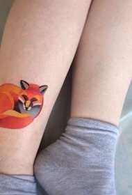 脚踝抽象风格的彩色小狐狸纹身图案