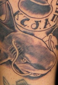 鲨鱼和救生圈字母纹身图案