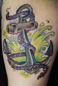 大腿彩色船锚和绿色浪花纹身图案