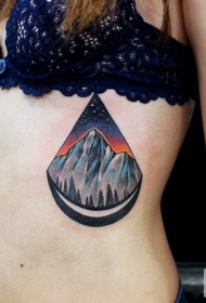 女性腹部彩绘几何山脉星空纹身图案