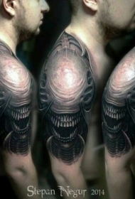 男性肩部惊人的外星异形纹身图案