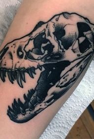 经典的黑色恐龙头骨手臂纹身图案