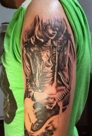手臂黑白演奏音乐家肖像纹身图案