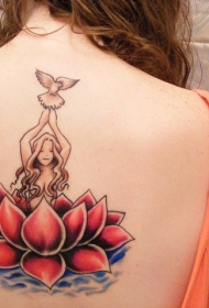 女生背部惊人的红莲花和女孩鸽子纹身图案