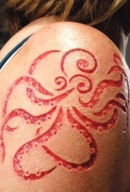 女生大臂割肉章鱼纹身图案