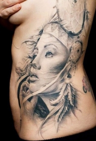侧肋可爱的土著女孩与捕梦网纹身图案