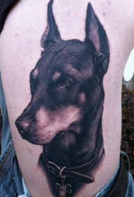 大腿非常逼真的黑色杜宾犬头像纹身图案