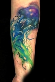 手臂水彩画风格五颜六色的水母纹身图案