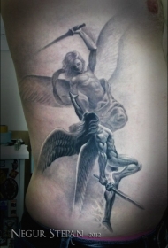 侧肋惊人的天使之战黑灰纹身图案