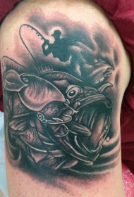 手臂黑白上钩的鱼纹身图案